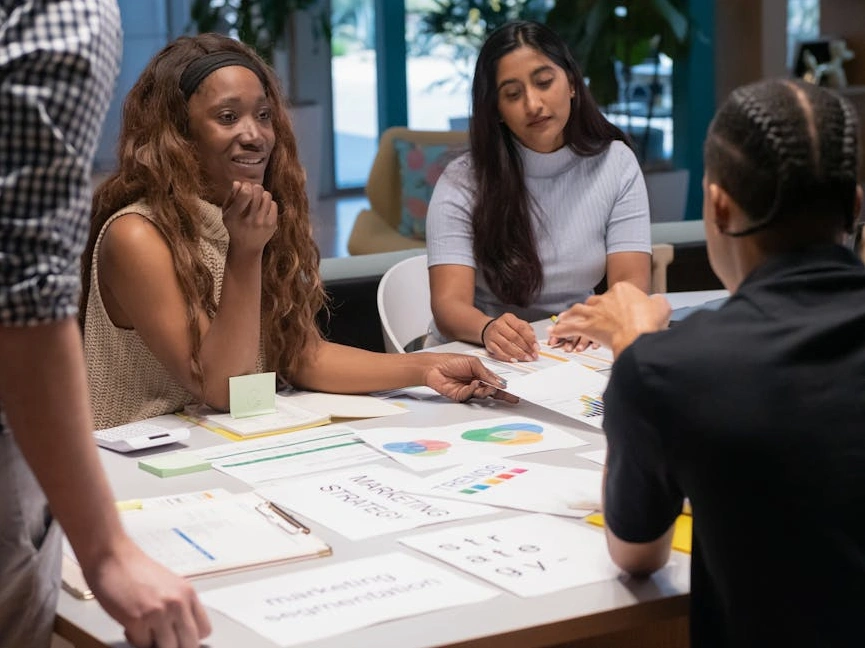 Team diversificato che collabora in una riunione strategica